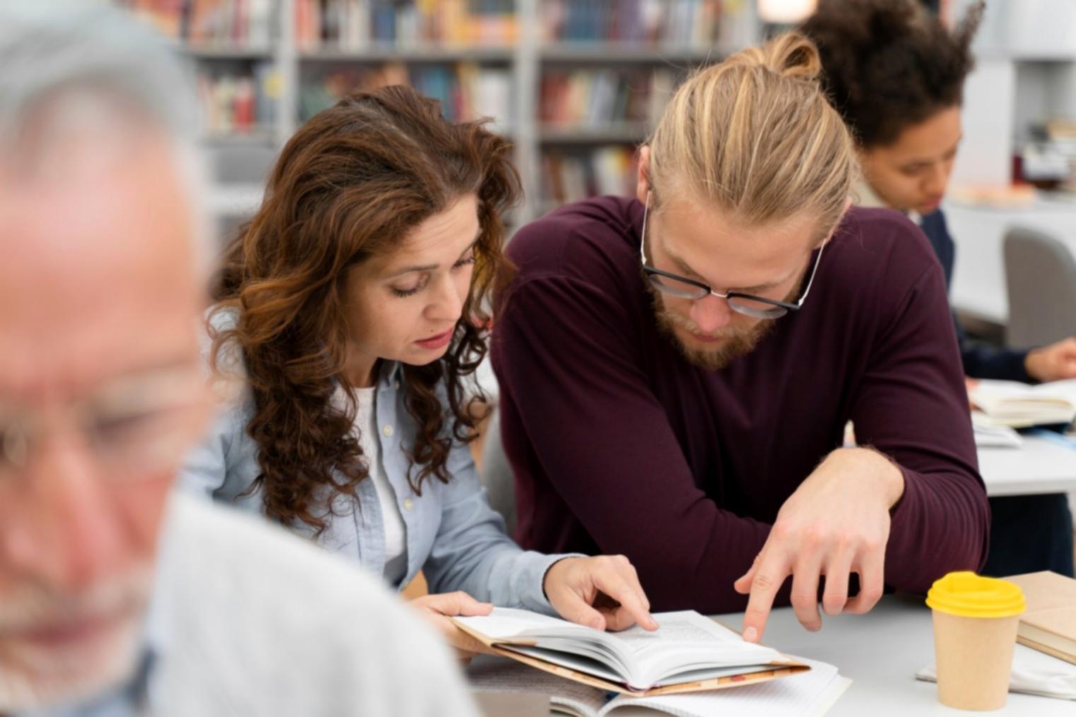 Équipe internationale de conseillers financiers en réunion